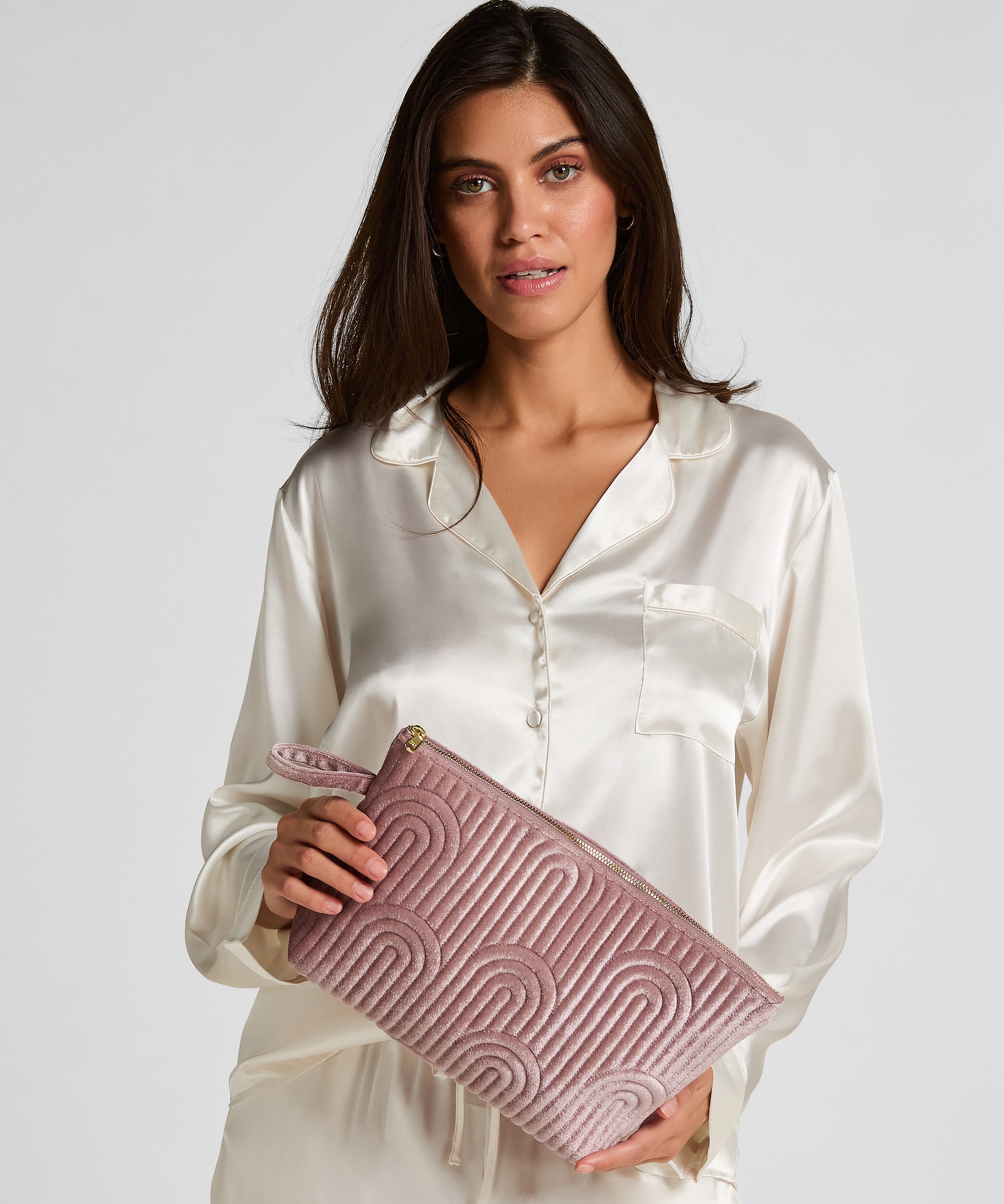 Grande trousse de maquillage en velours, Pourpre, main