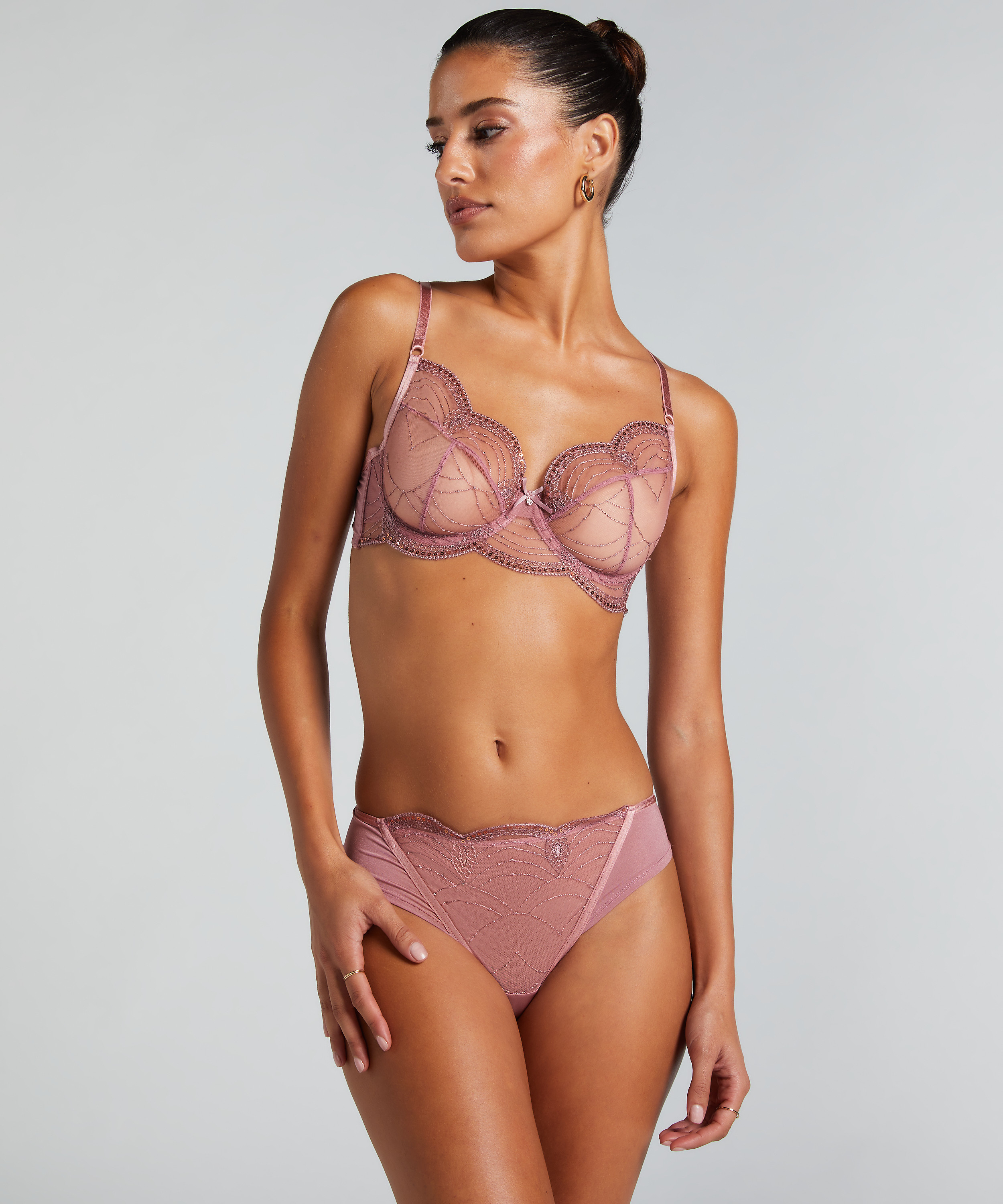 Slip brésilien Ruby, Rose, main