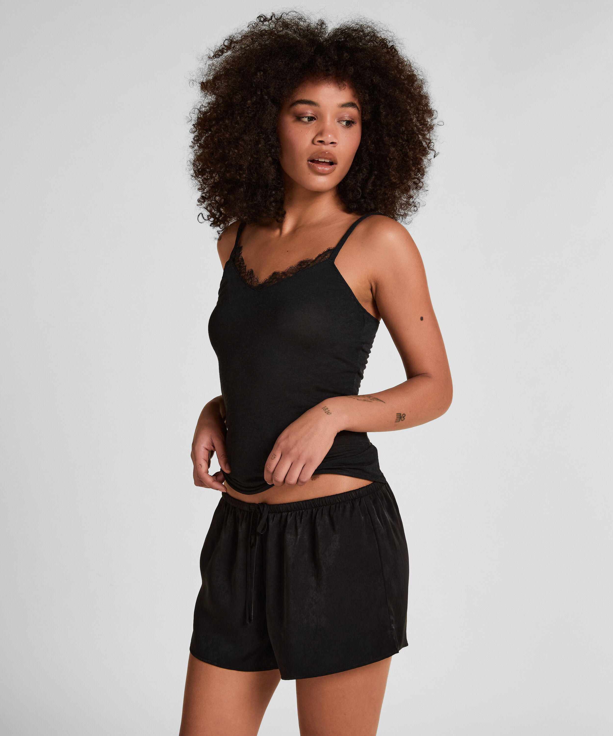 Caraco col V en dentelle ultra-doux avec cachemire