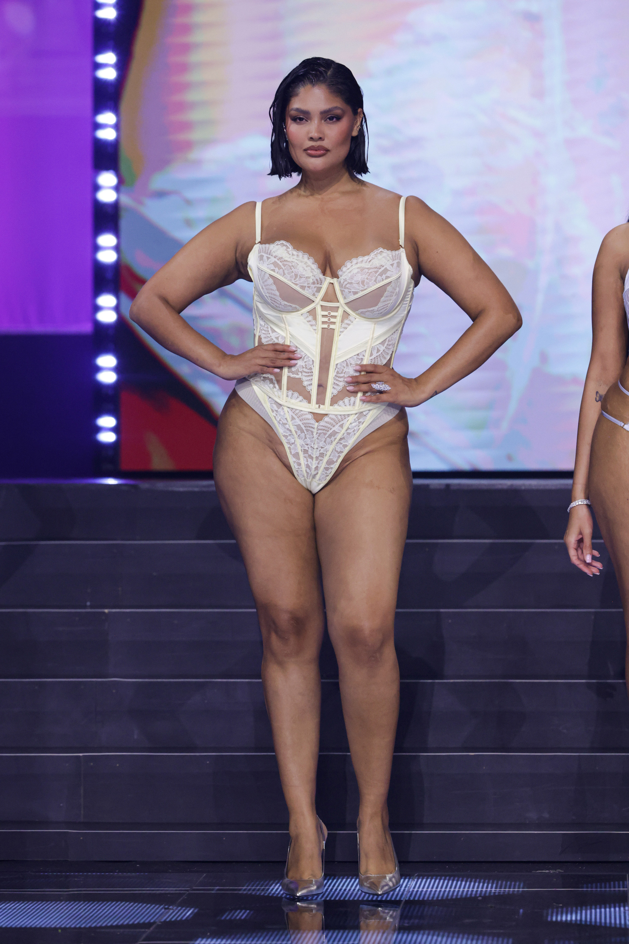 String Almendra, Geel, main