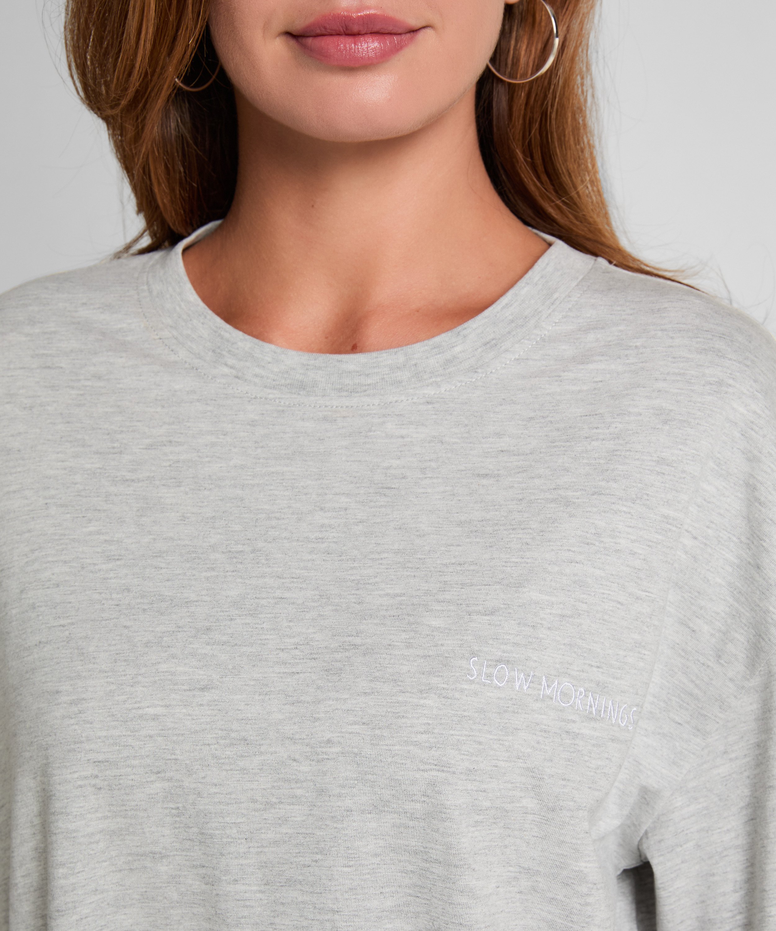 Chemise de nuit, Gris, main