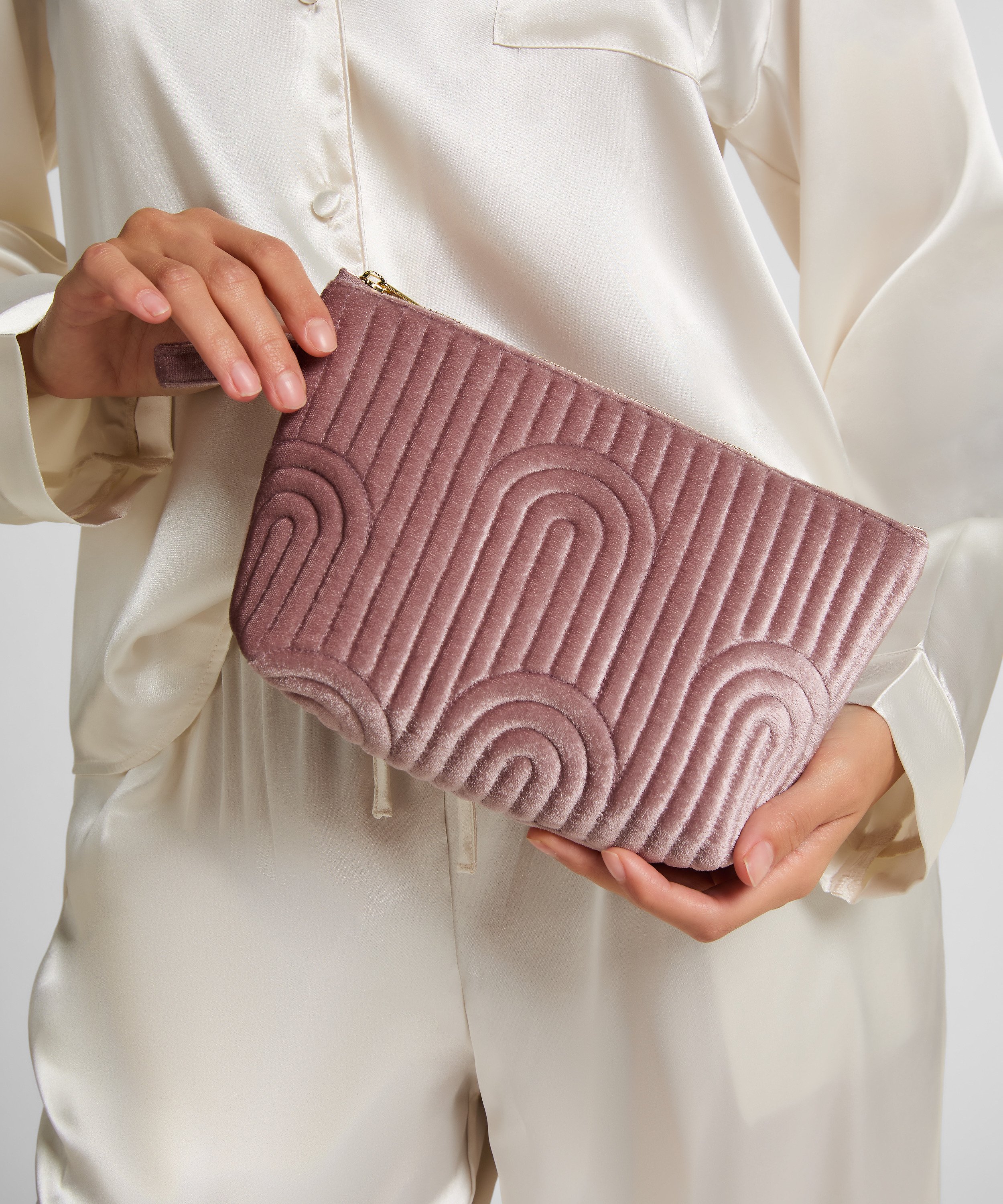 Petite trousse de maquillage en velours, Pourpre, main