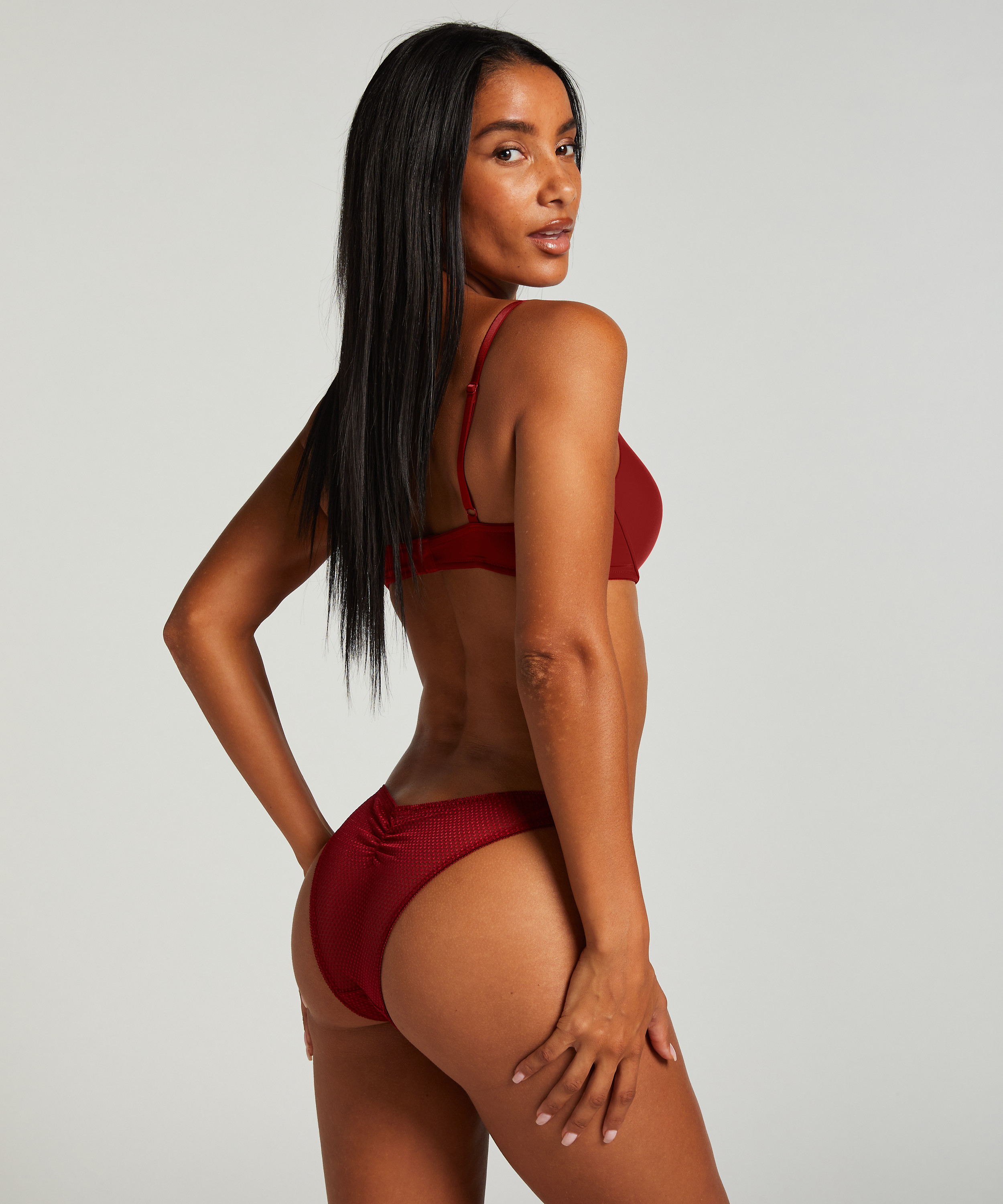 Slip brésilien Bebe, Rouge, main