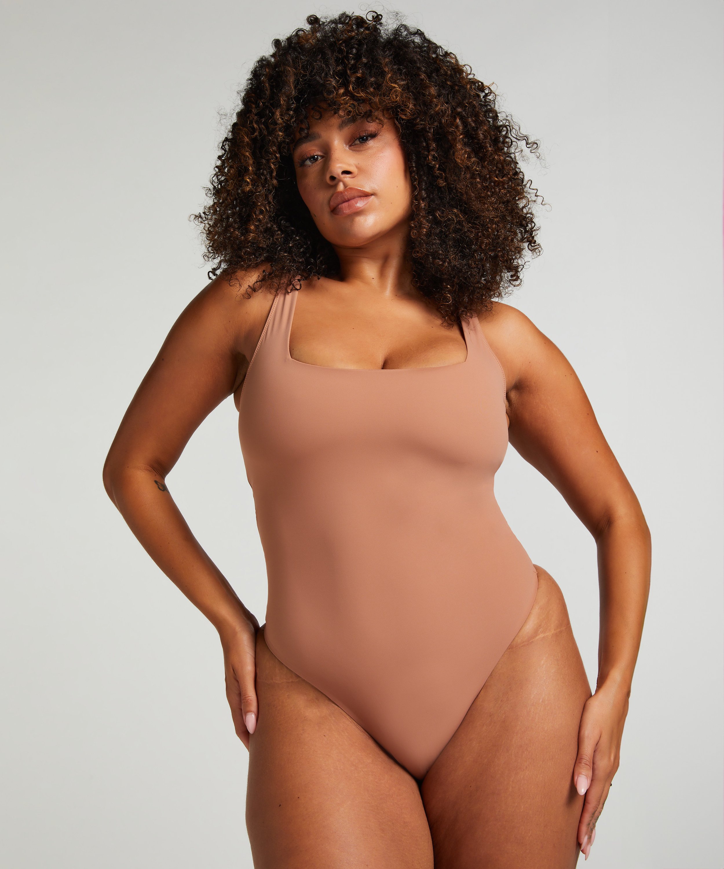 Smooth body, Bruin, main