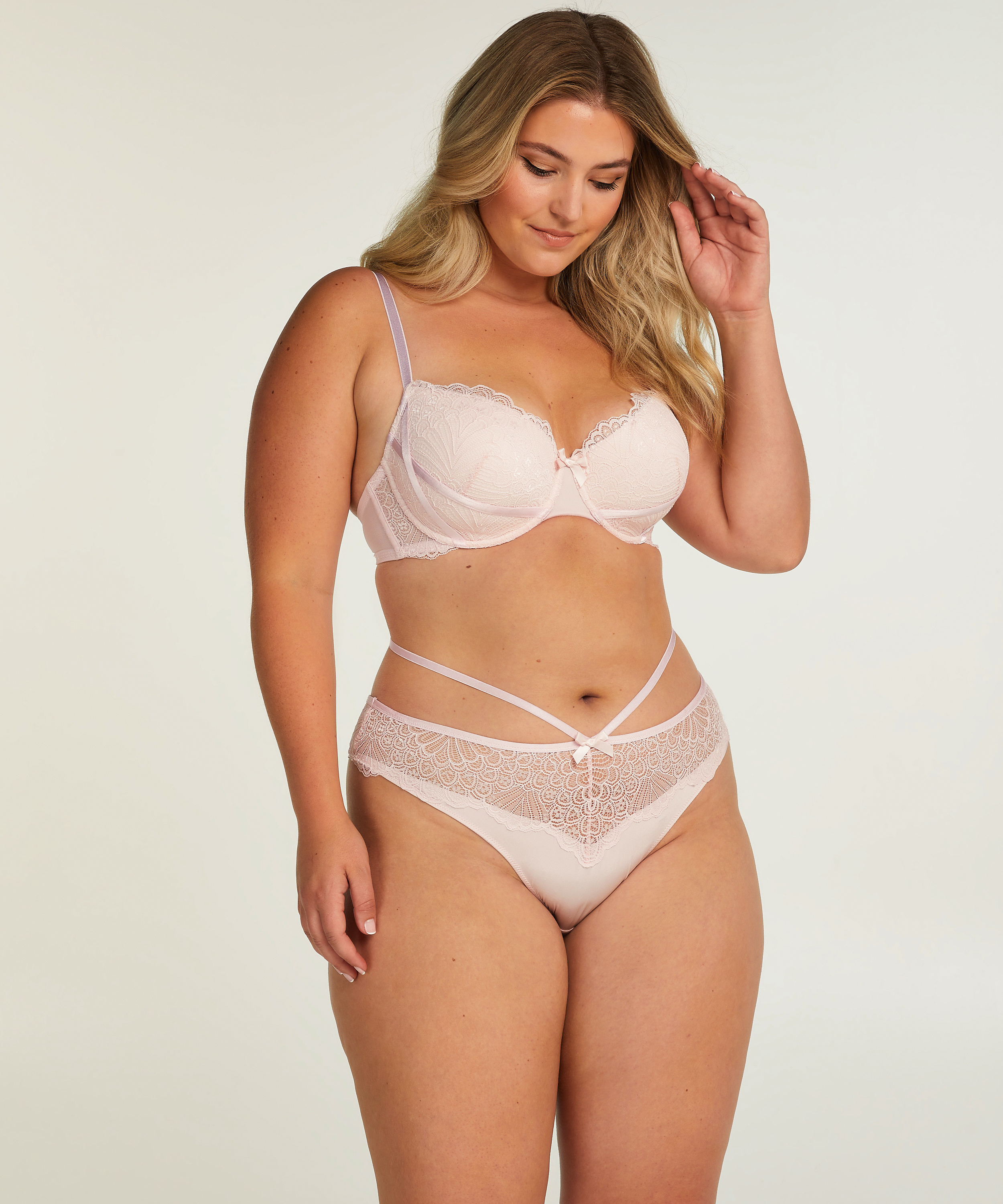 Brazilian Naomi, Roze, main