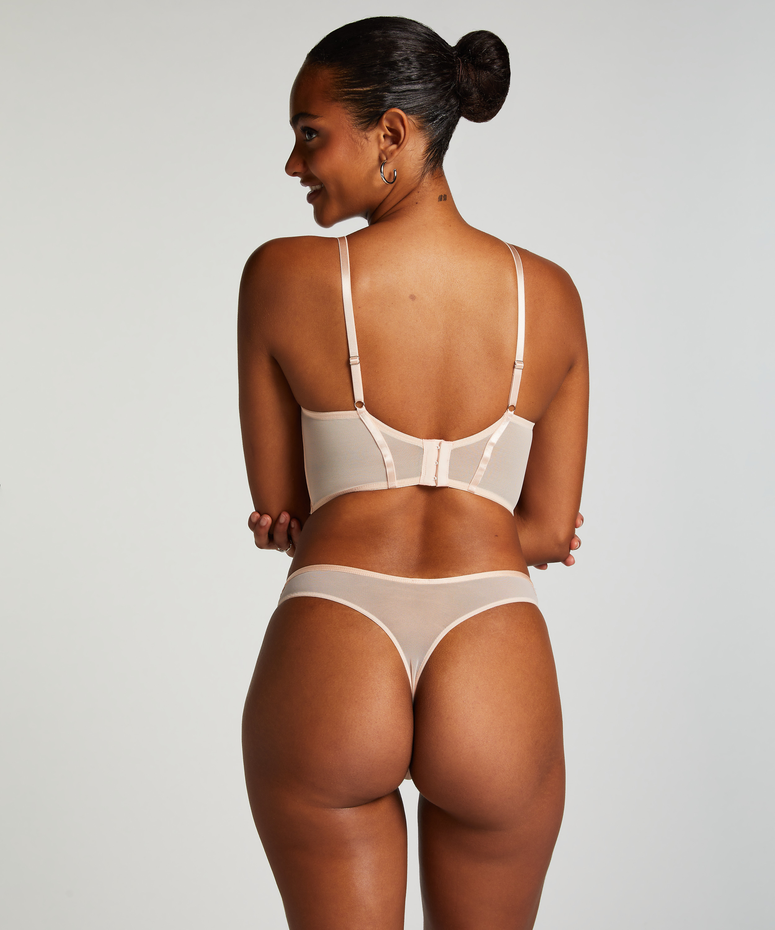 String Jade, Roze, main