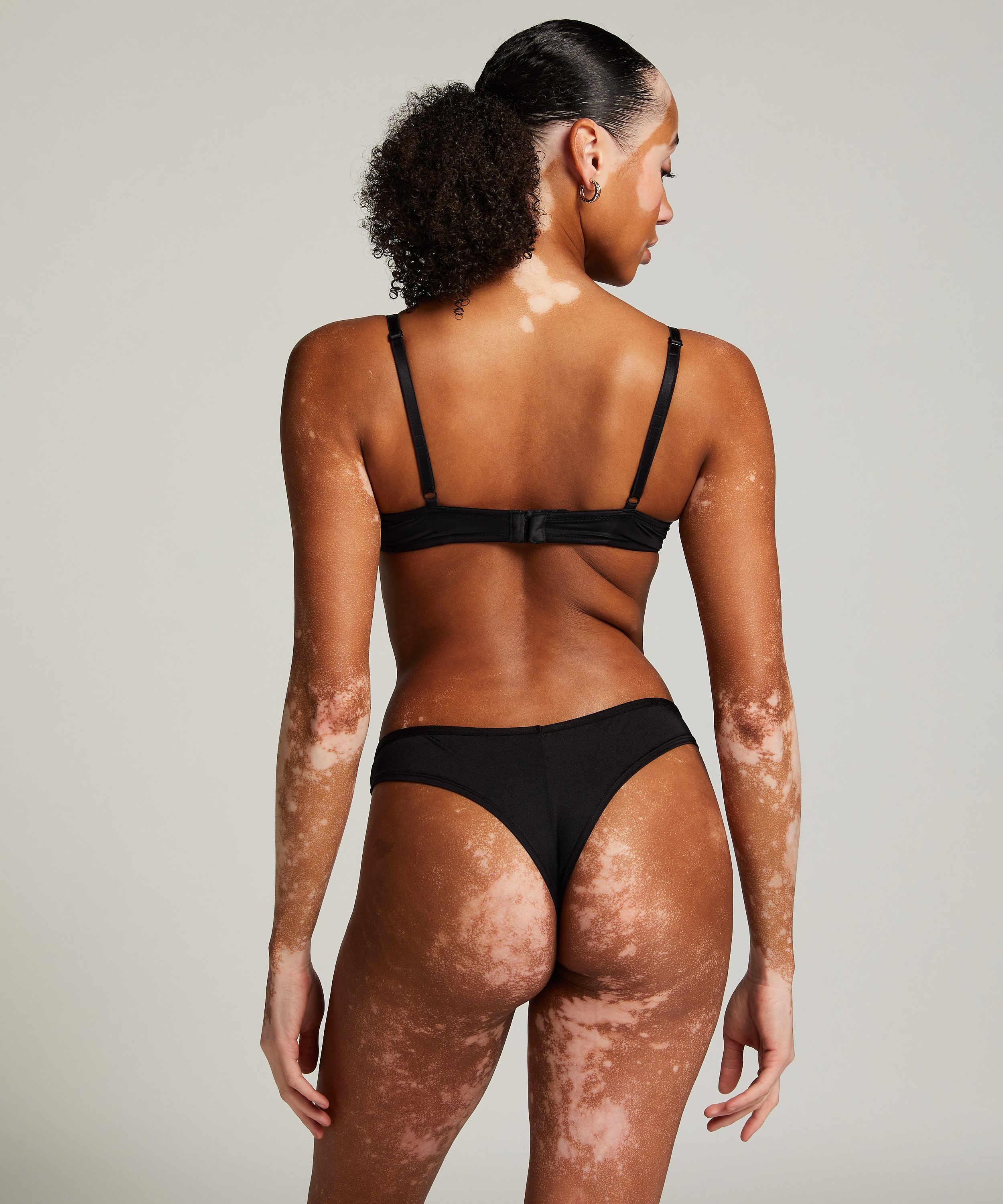 Cheekini Gunila, Zwart, main