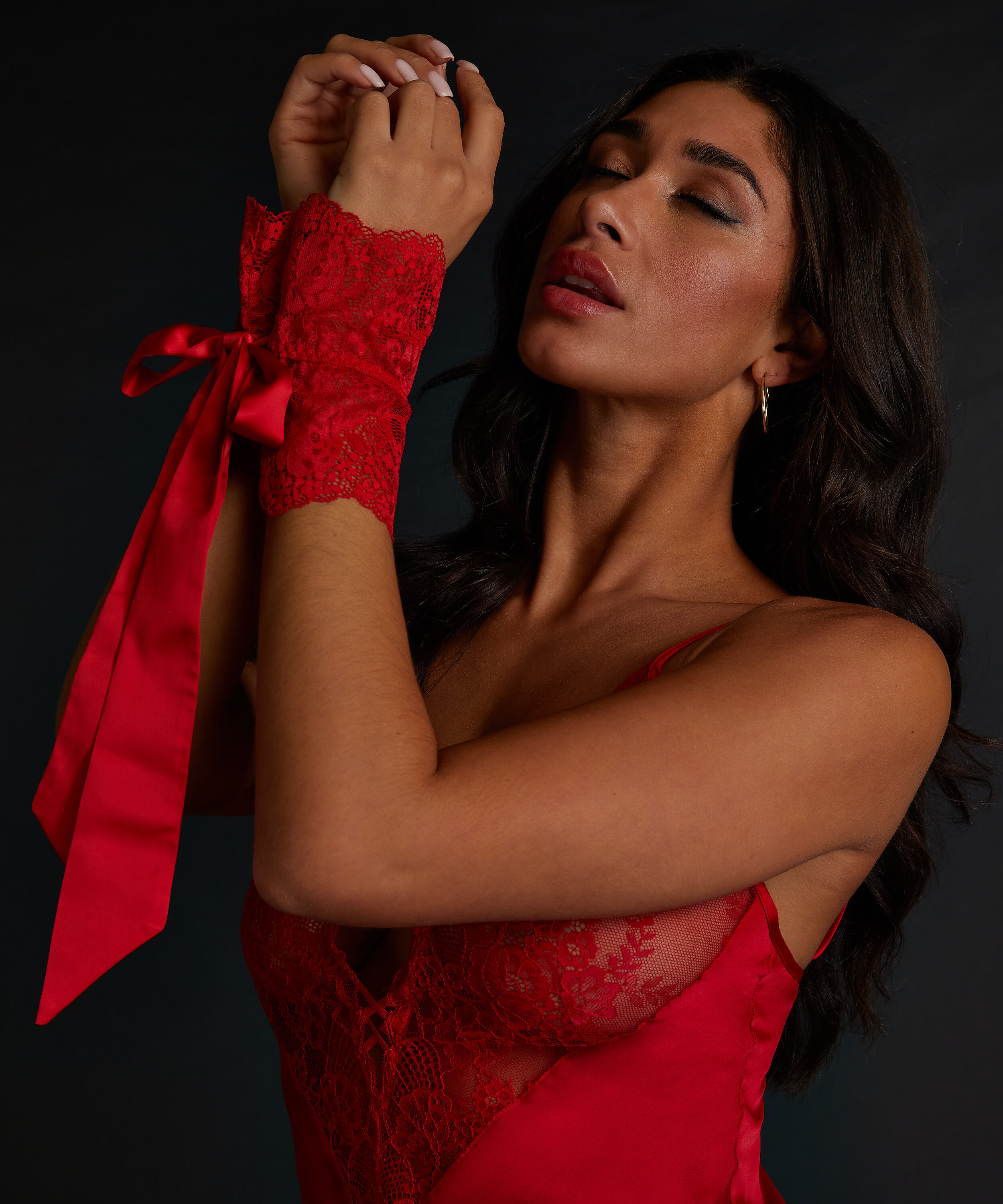 Menottes Dentelle, Rouge