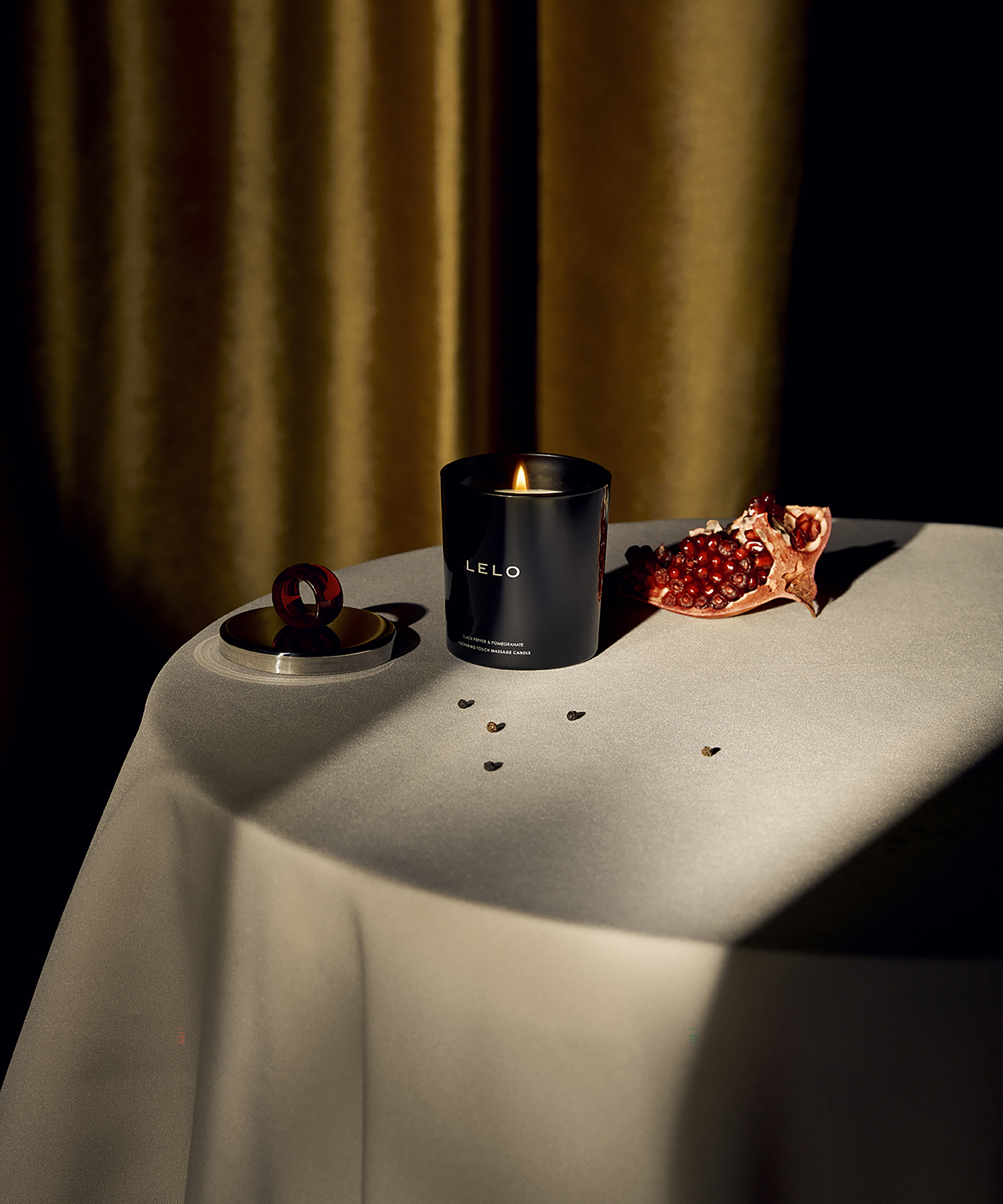 LELO Bougie de Massage Black peper & pomegranate, Rose, main