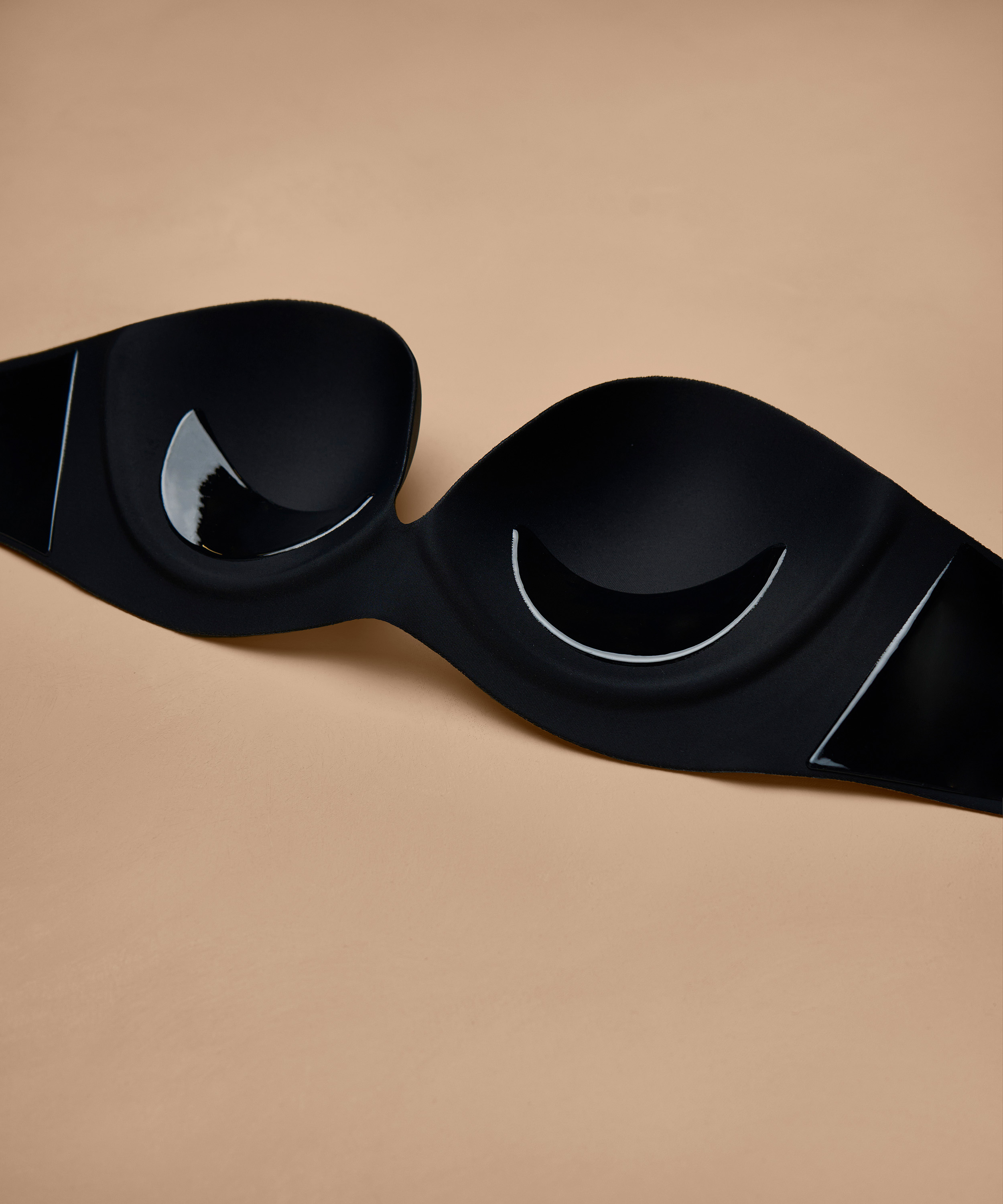 Soutien-gorge adhésif, Noir, main