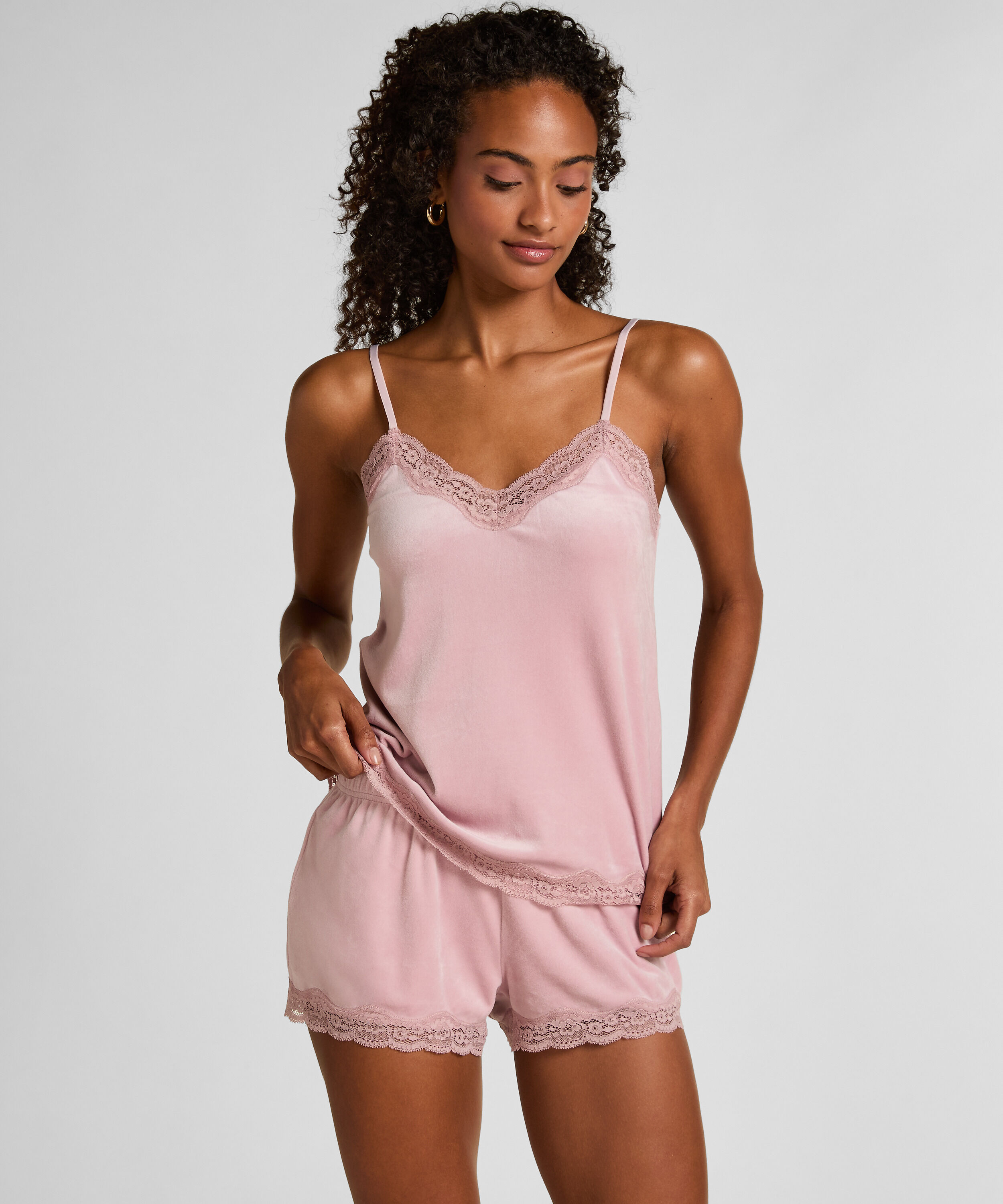 Short en velours à dentelle, Pourpre