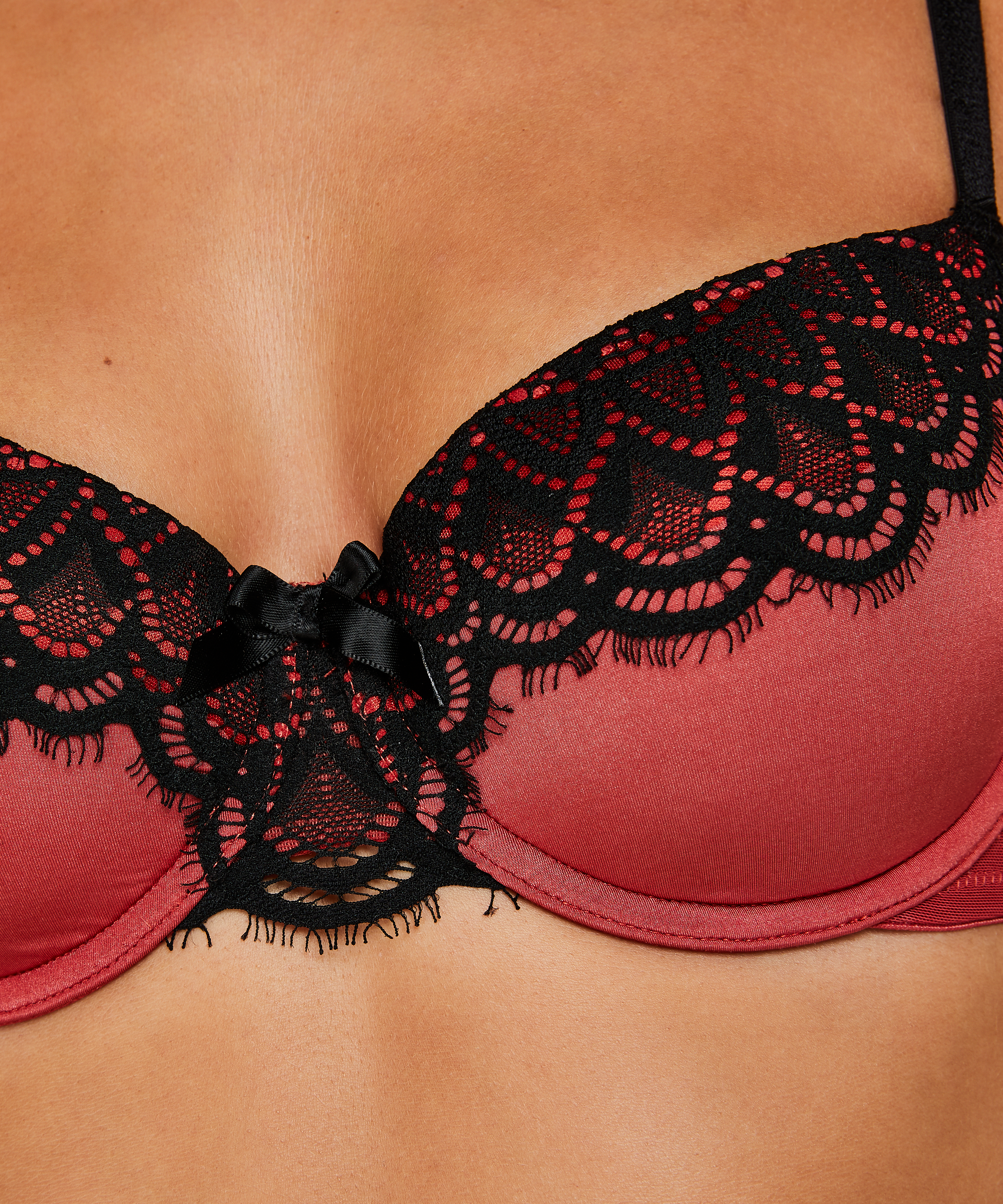 Soutien-gorge à armatures préformé Lina, Rouge, main