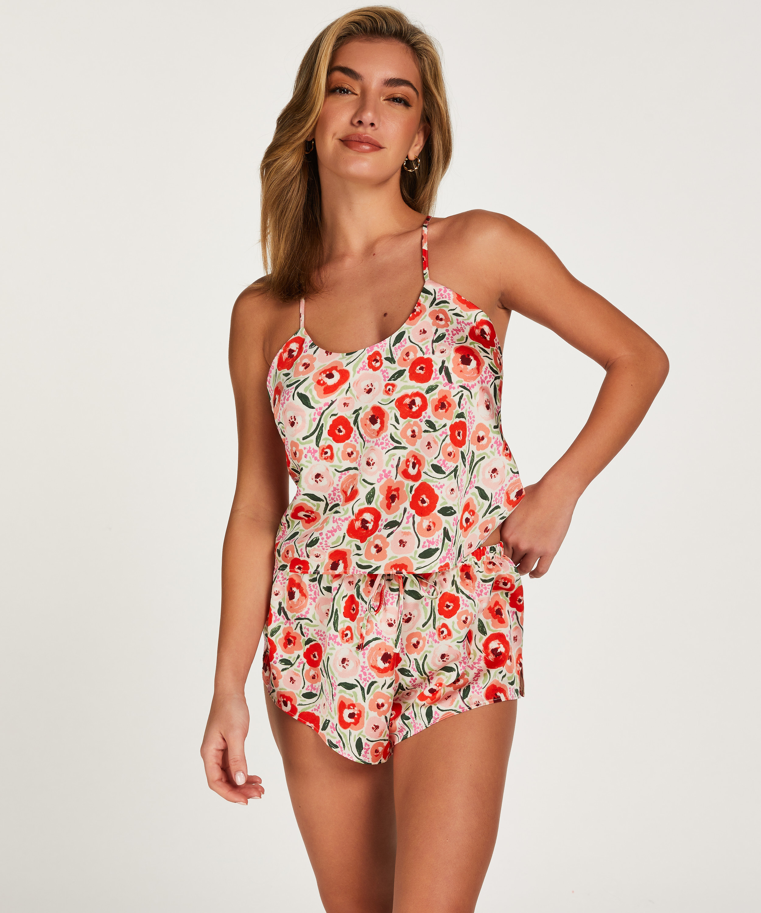 Satin Shorts, Wit, main