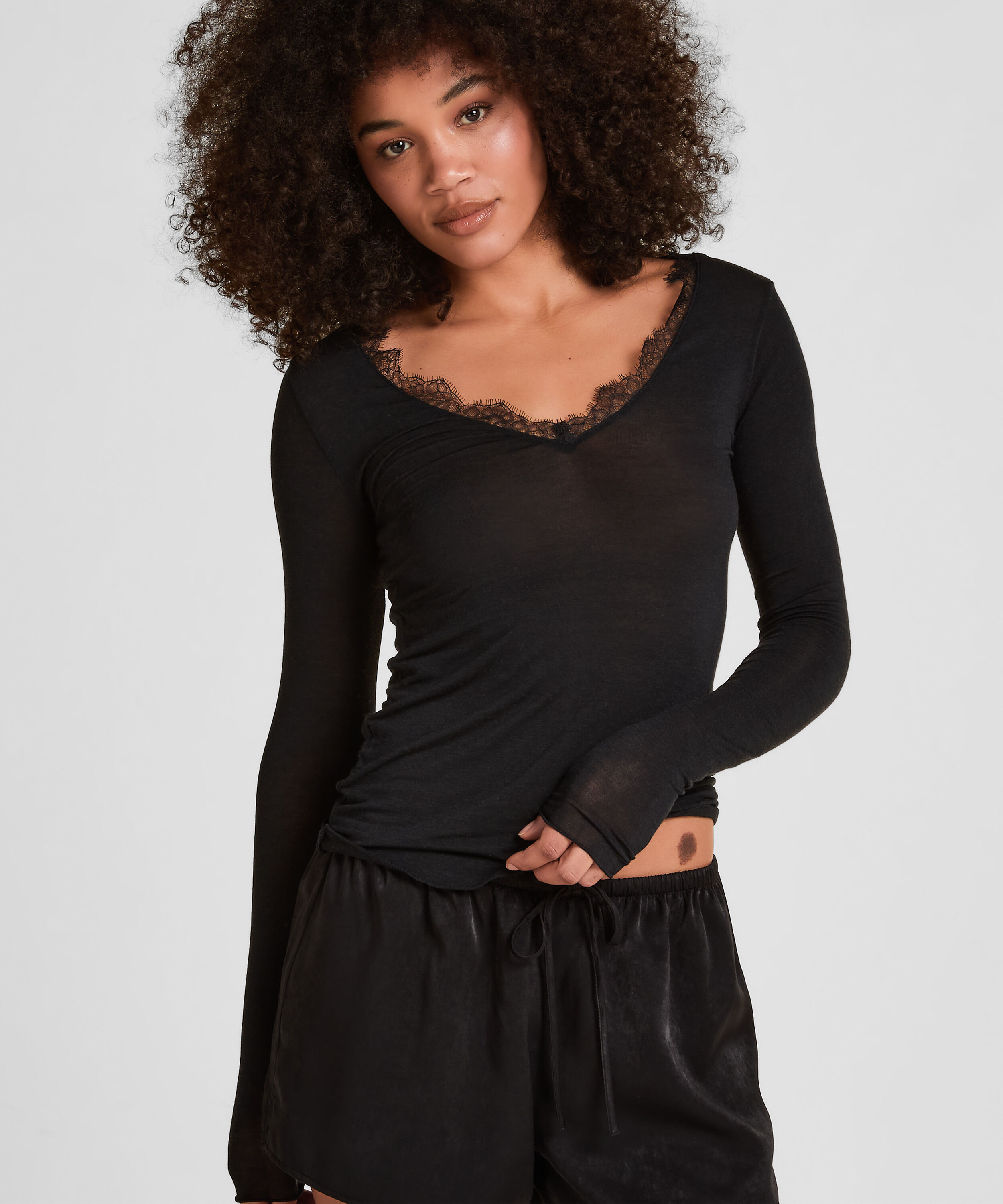 Top col V en dentelle ultra-doux avec cachemire, Noir Top col V en dentelle ultra-doux avec cachemire, Noir