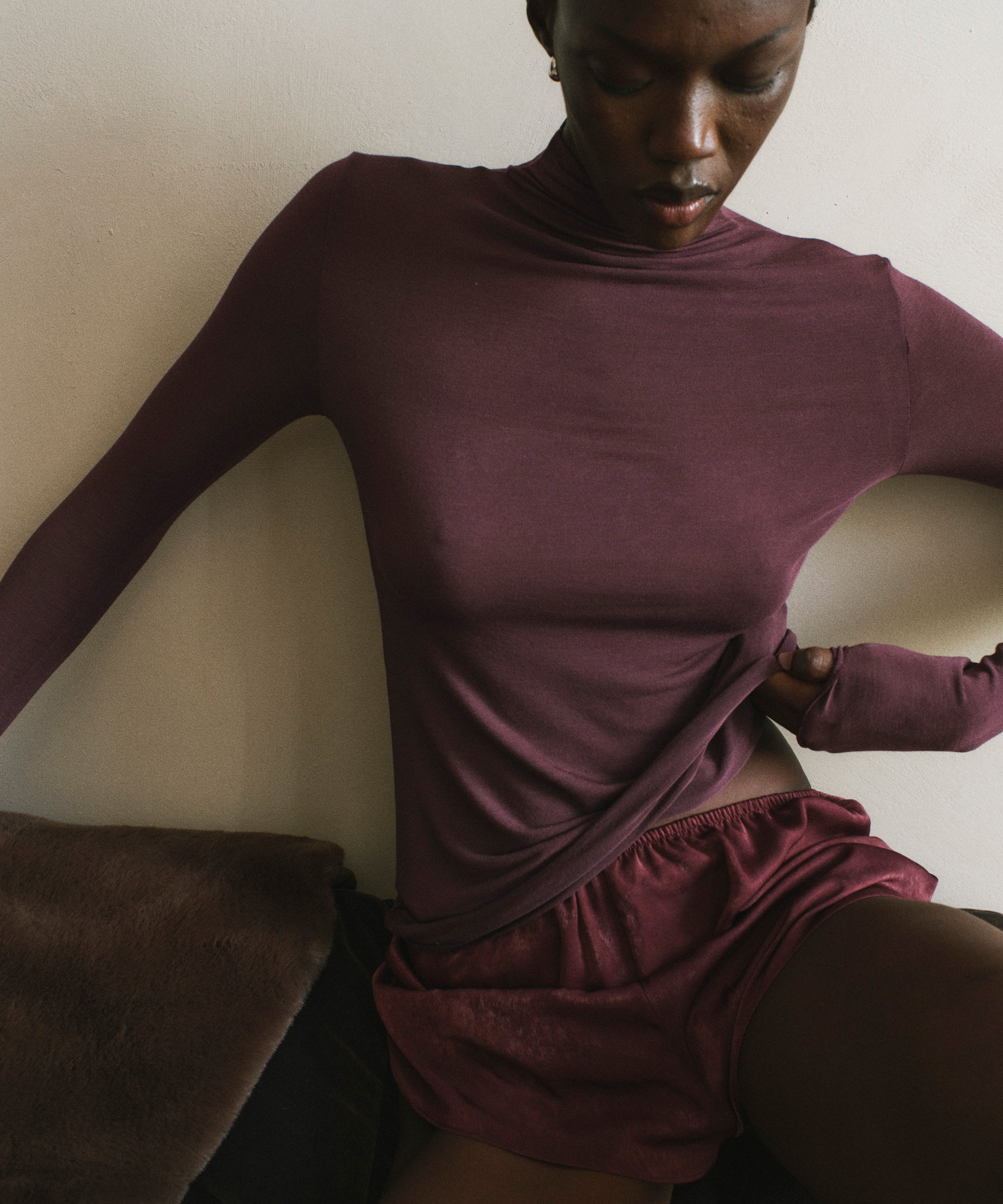 Short en satin Minimal, Pourpre, main