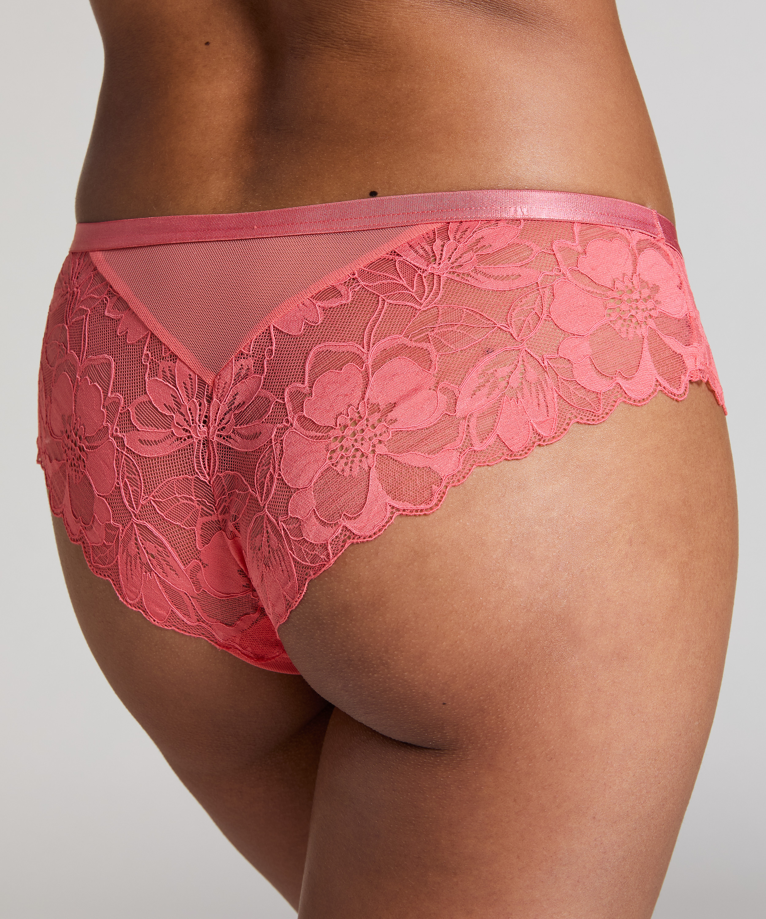 Brazilian Sophia, Roze, main