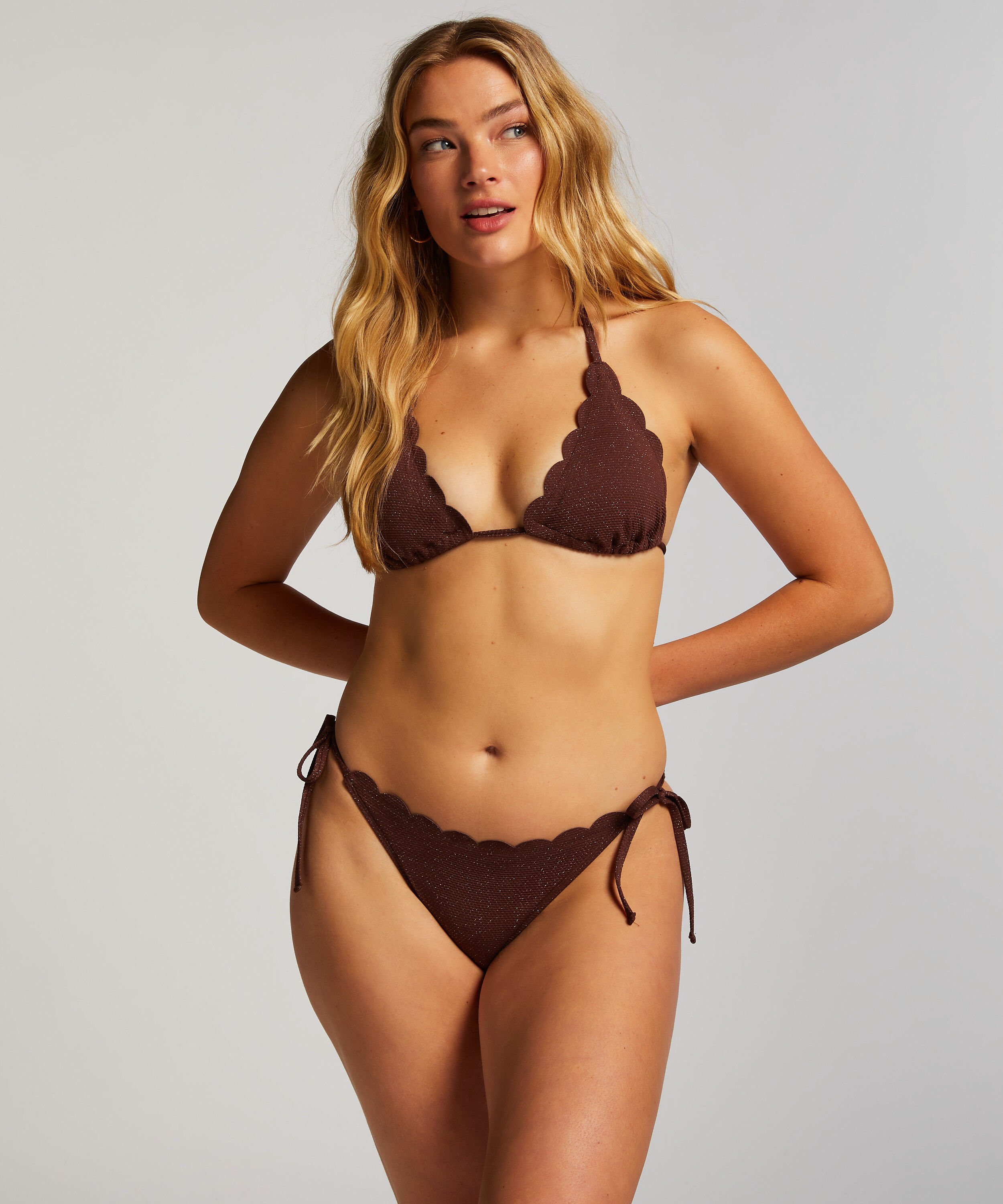 Slip de Bikini Cheeky Tanga Scallop Lurex, Brun