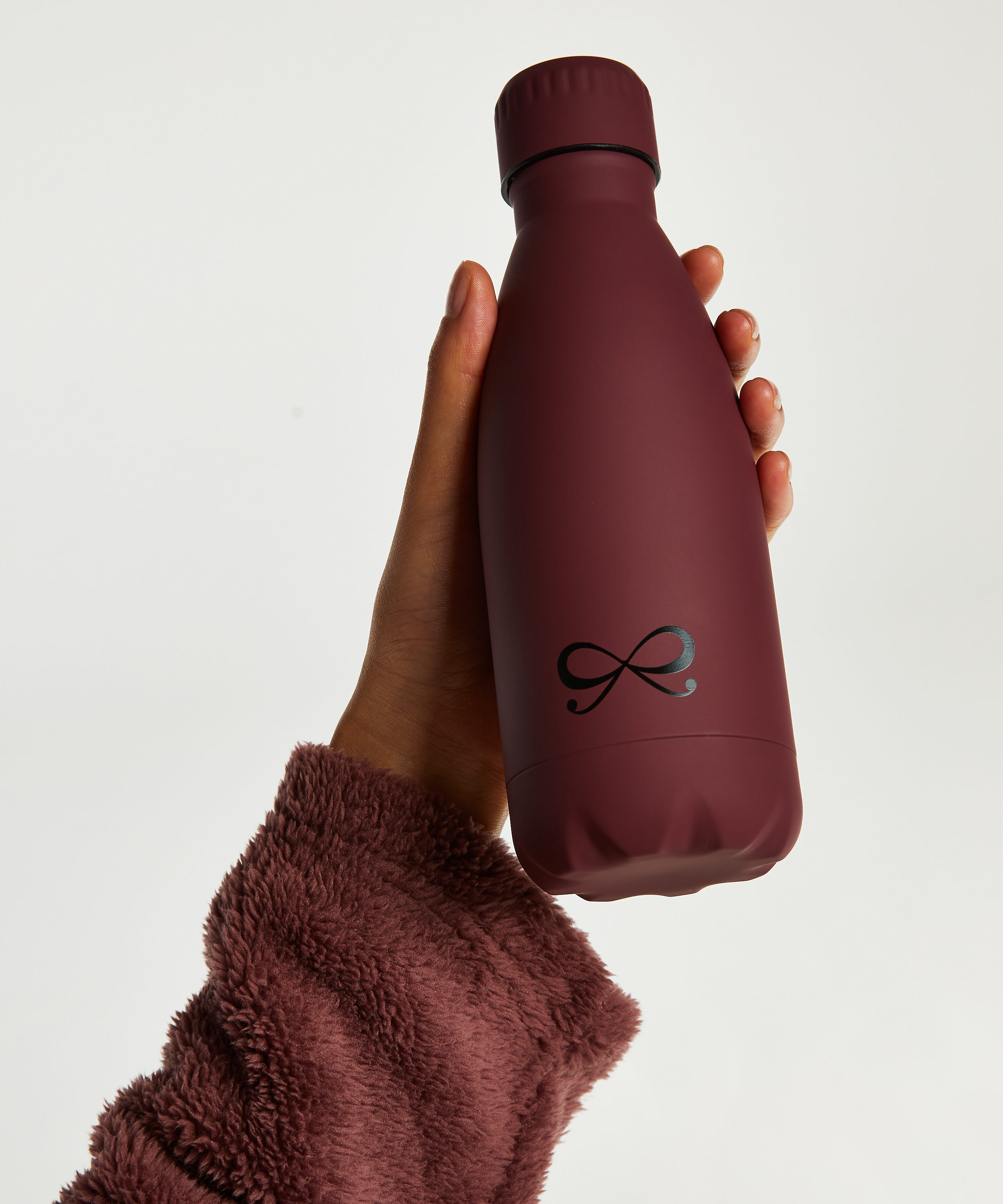 Bouteille thermos, Pourpre, main