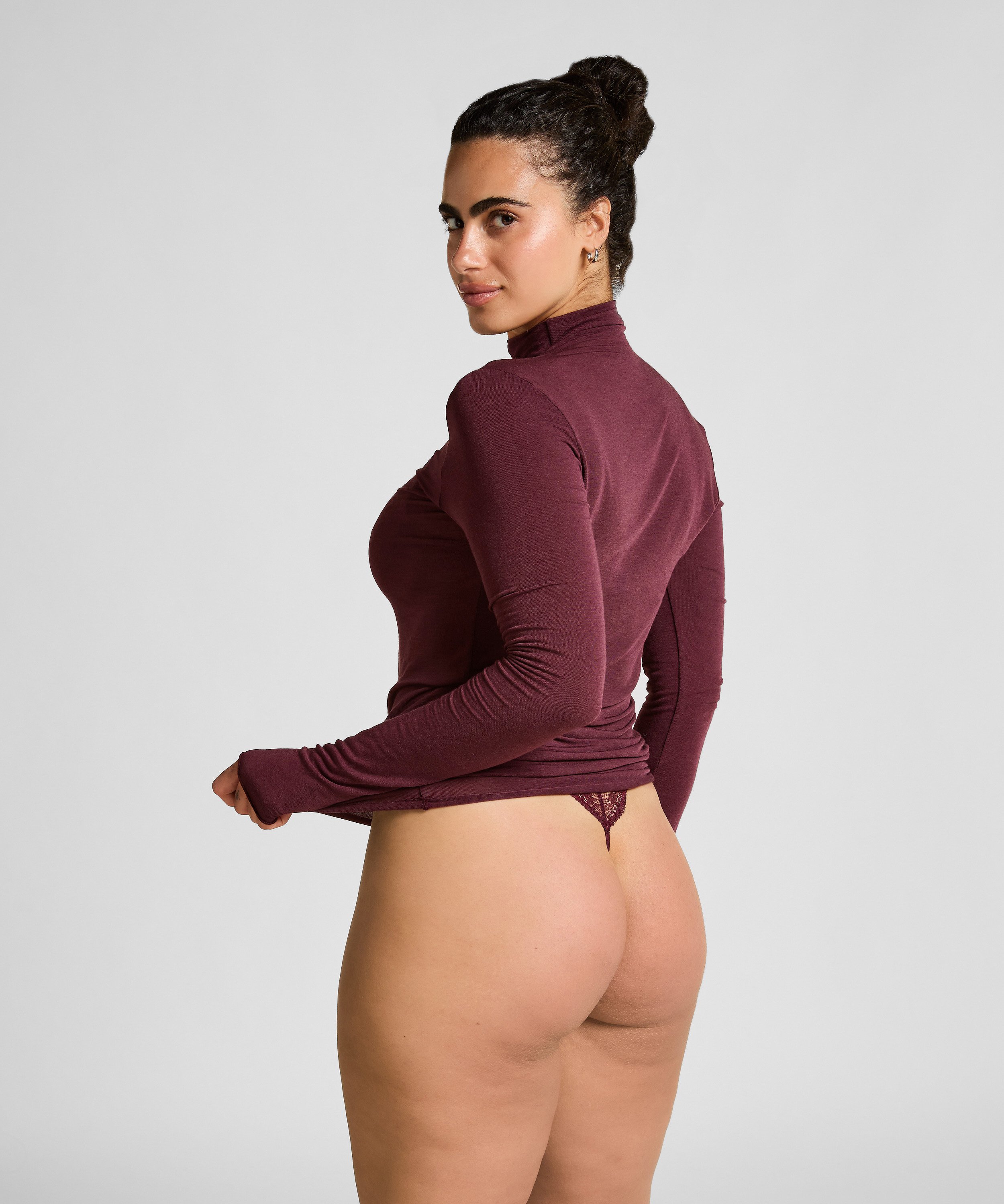 Haut avec cachemire &agrave; col roul&eacute; super soft, Pourpre, main