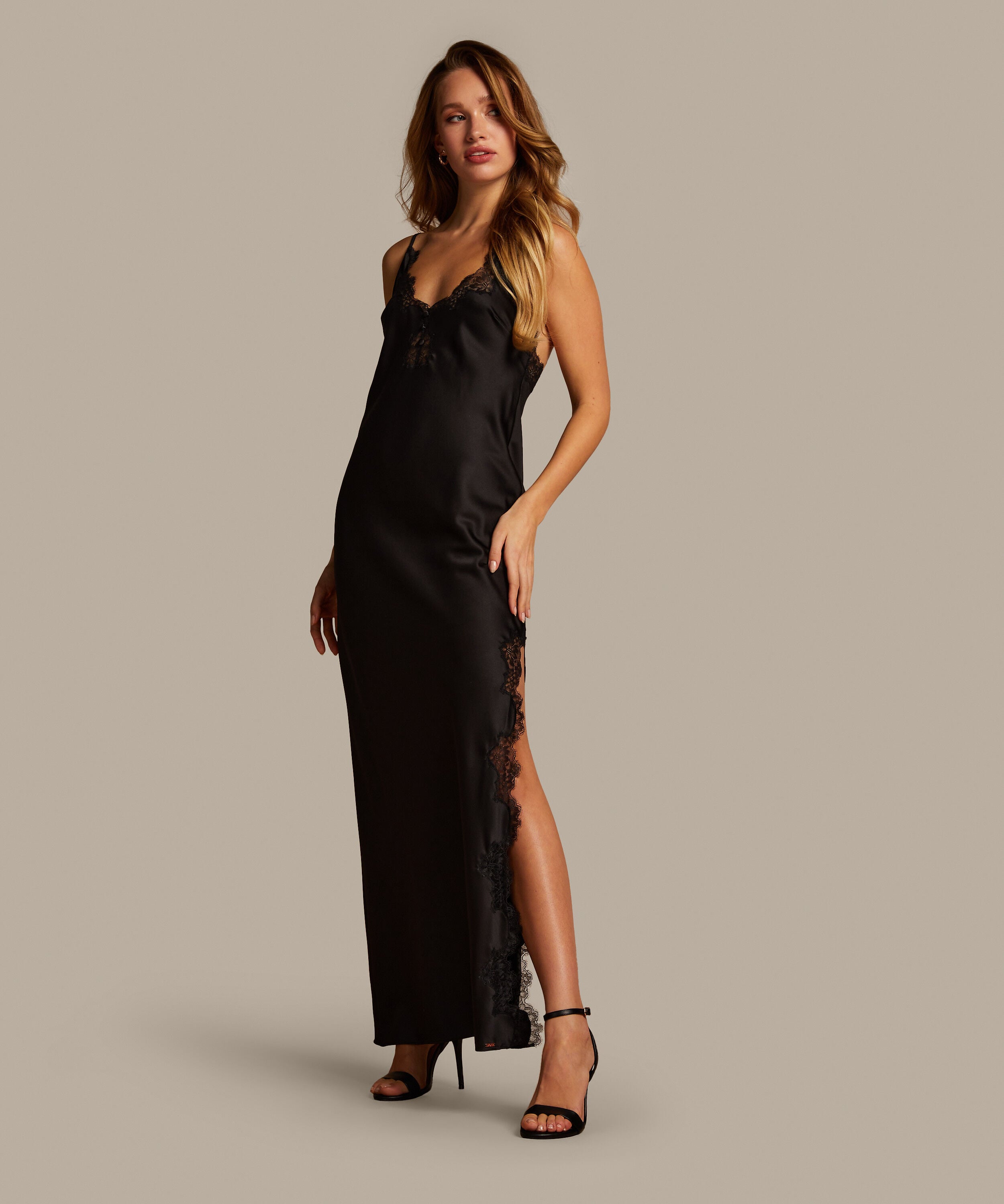 Nuisette Satin, Noir