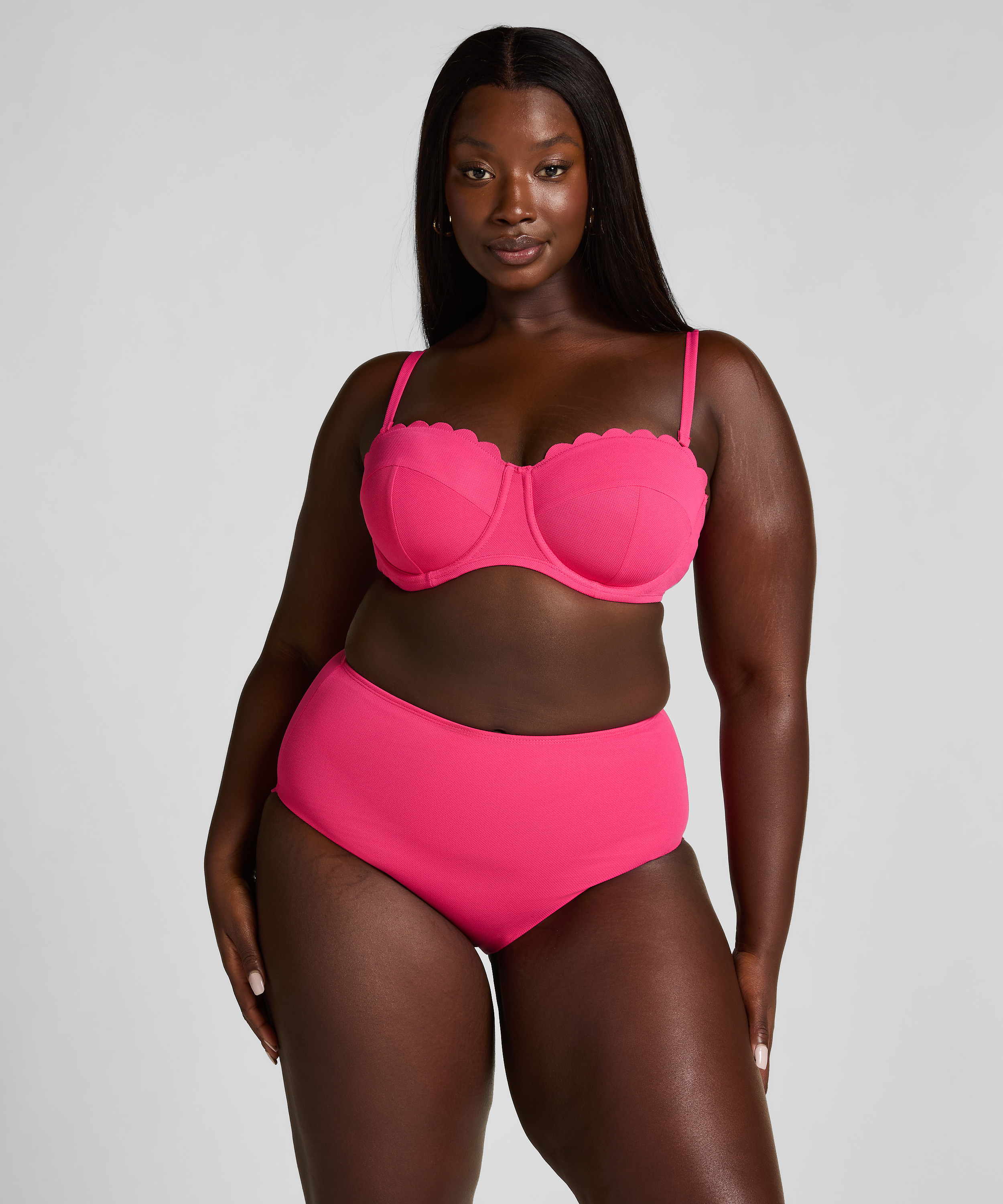 Bas de bikini Rio taille haute festonn&eacute;, Rose, main