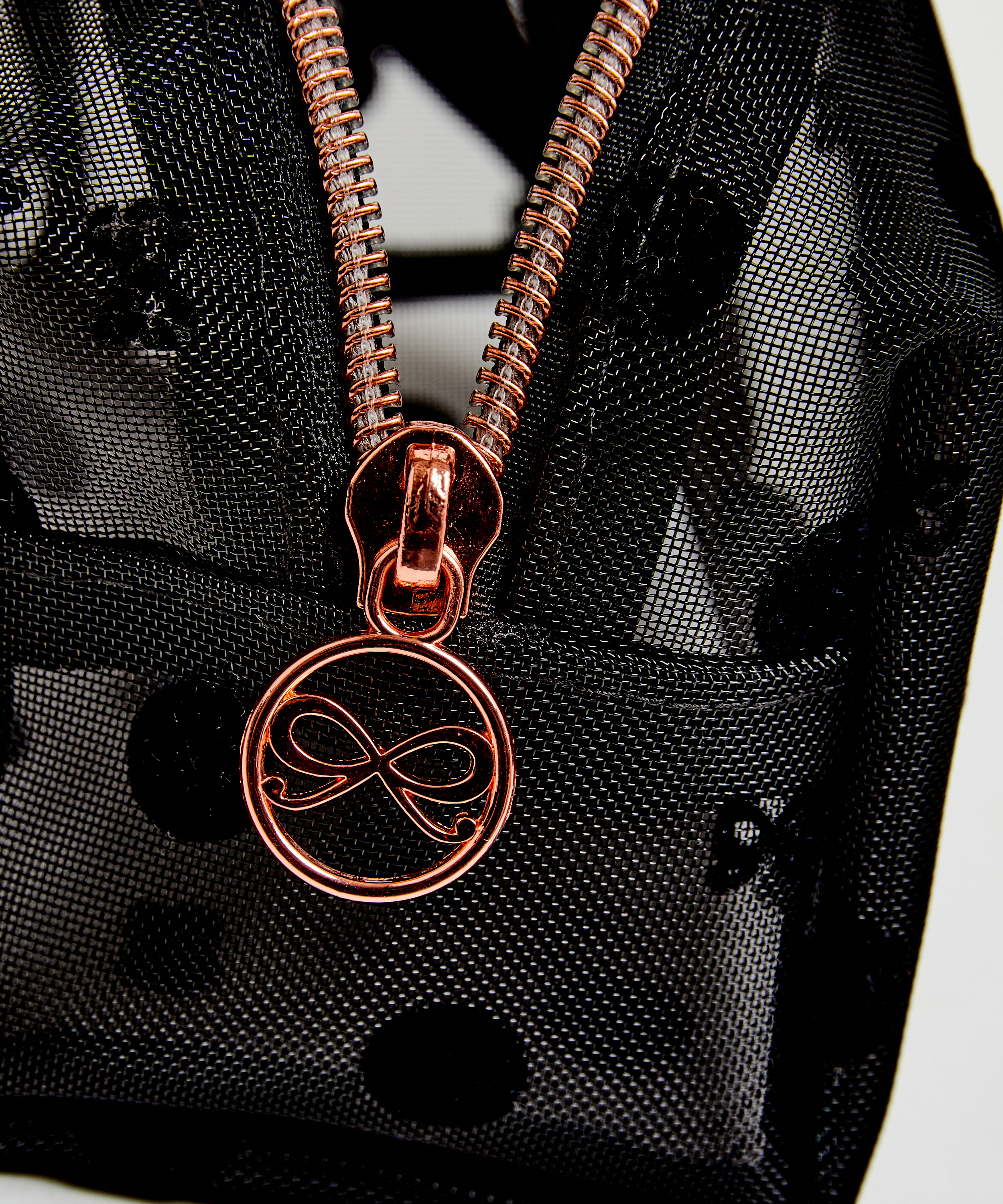 Trousse de maquillage Dot Mesh, Noir, main