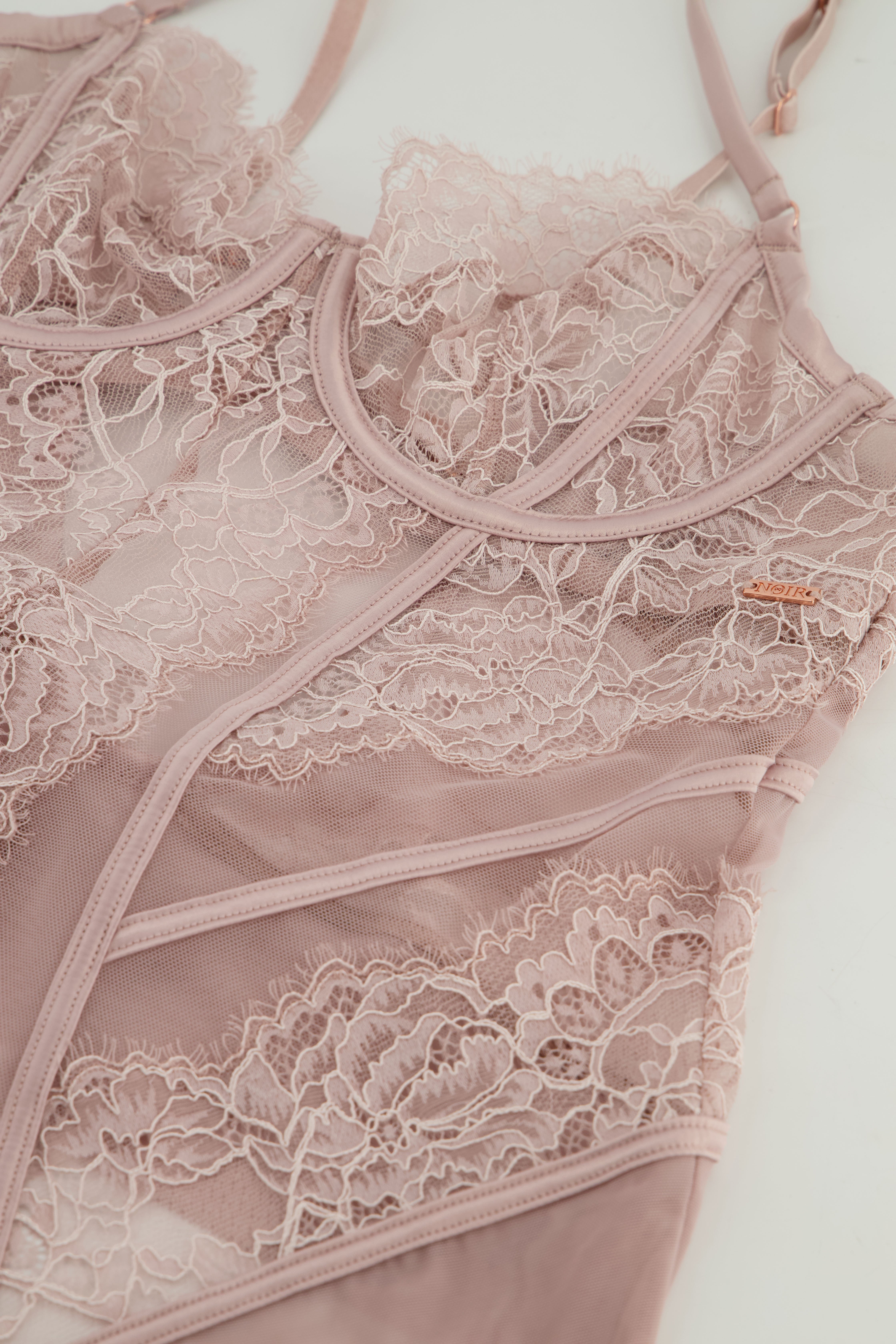 Body Leni, Pourpre, main