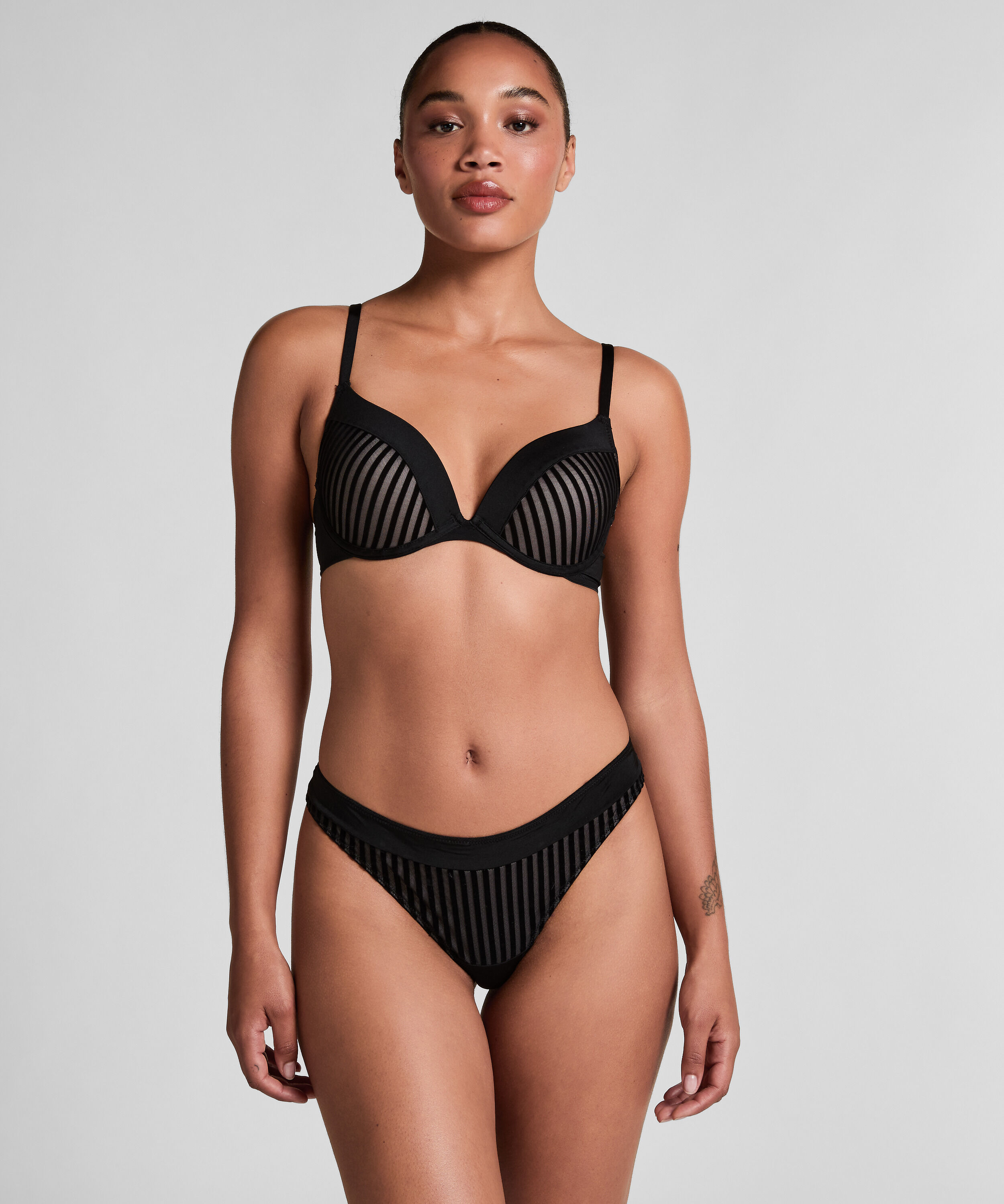 Soutien-gorge &agrave; armatures pr&eacute;form&eacute; push-up Pia, Noir