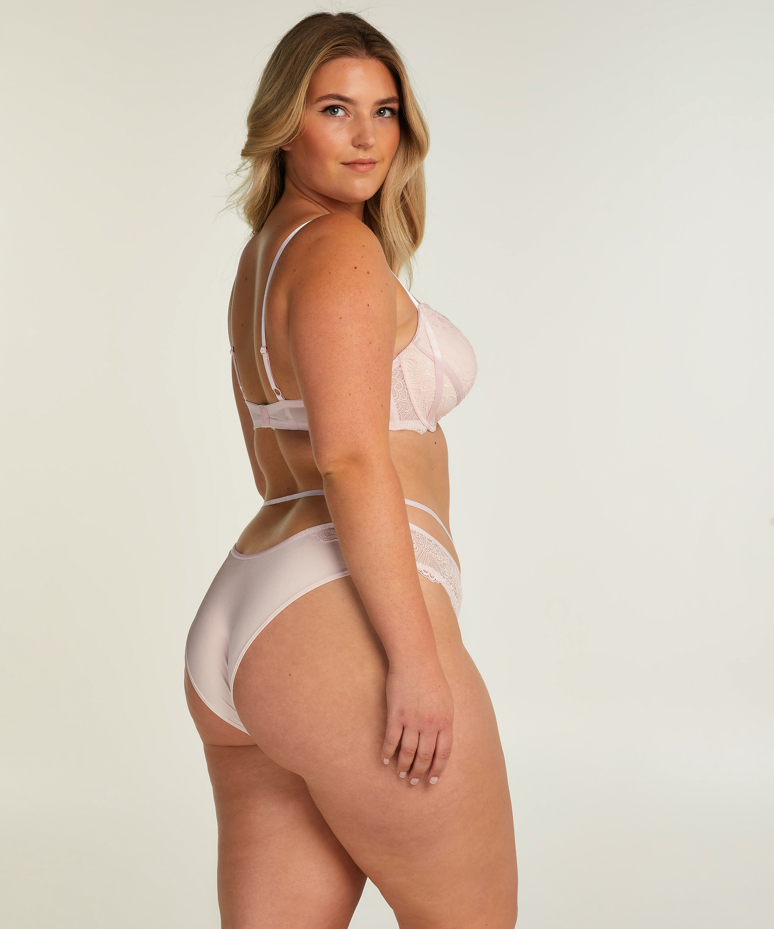 Brazilian Naomi, Roze, main