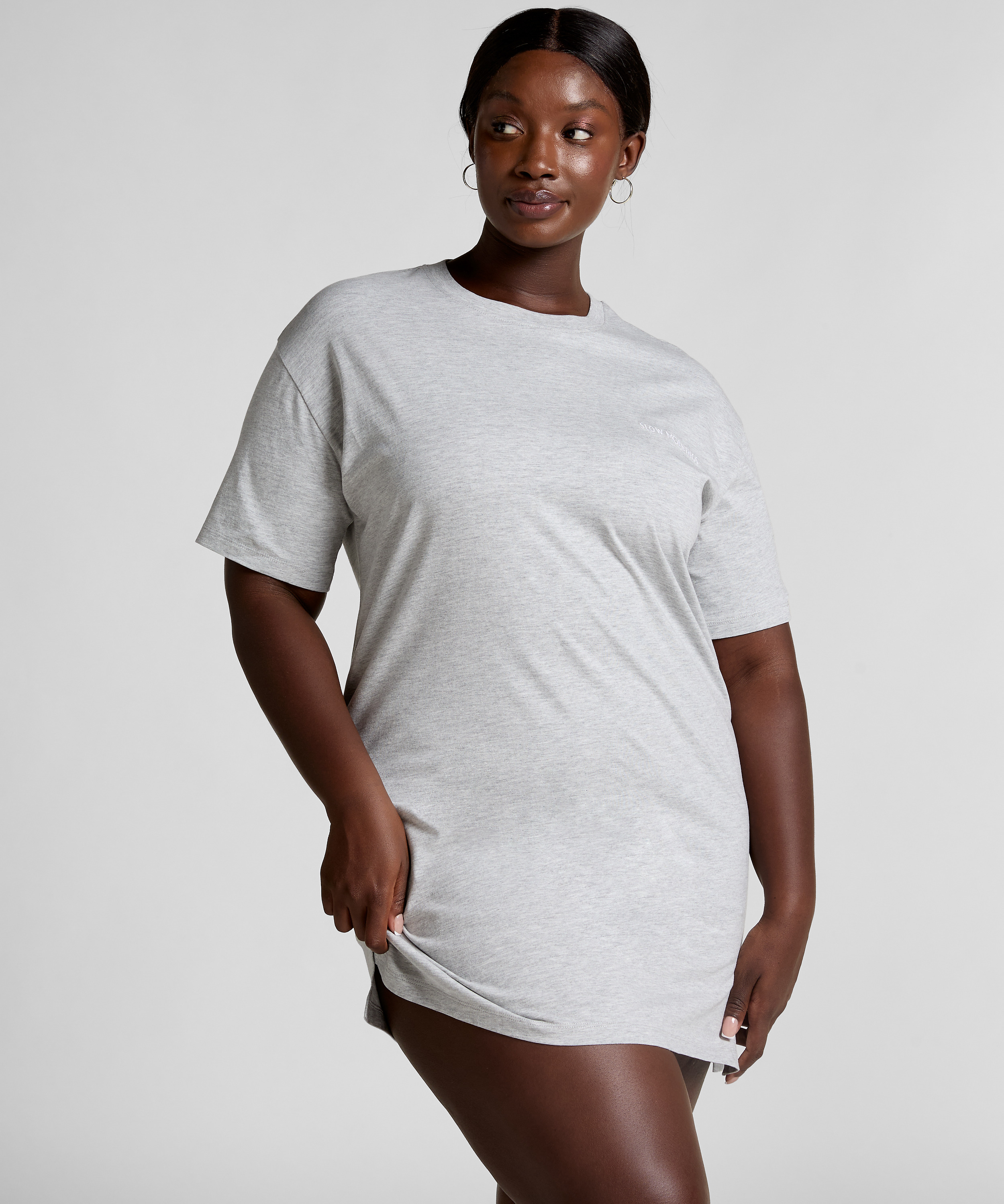 Chemise de nuit, Gris, main