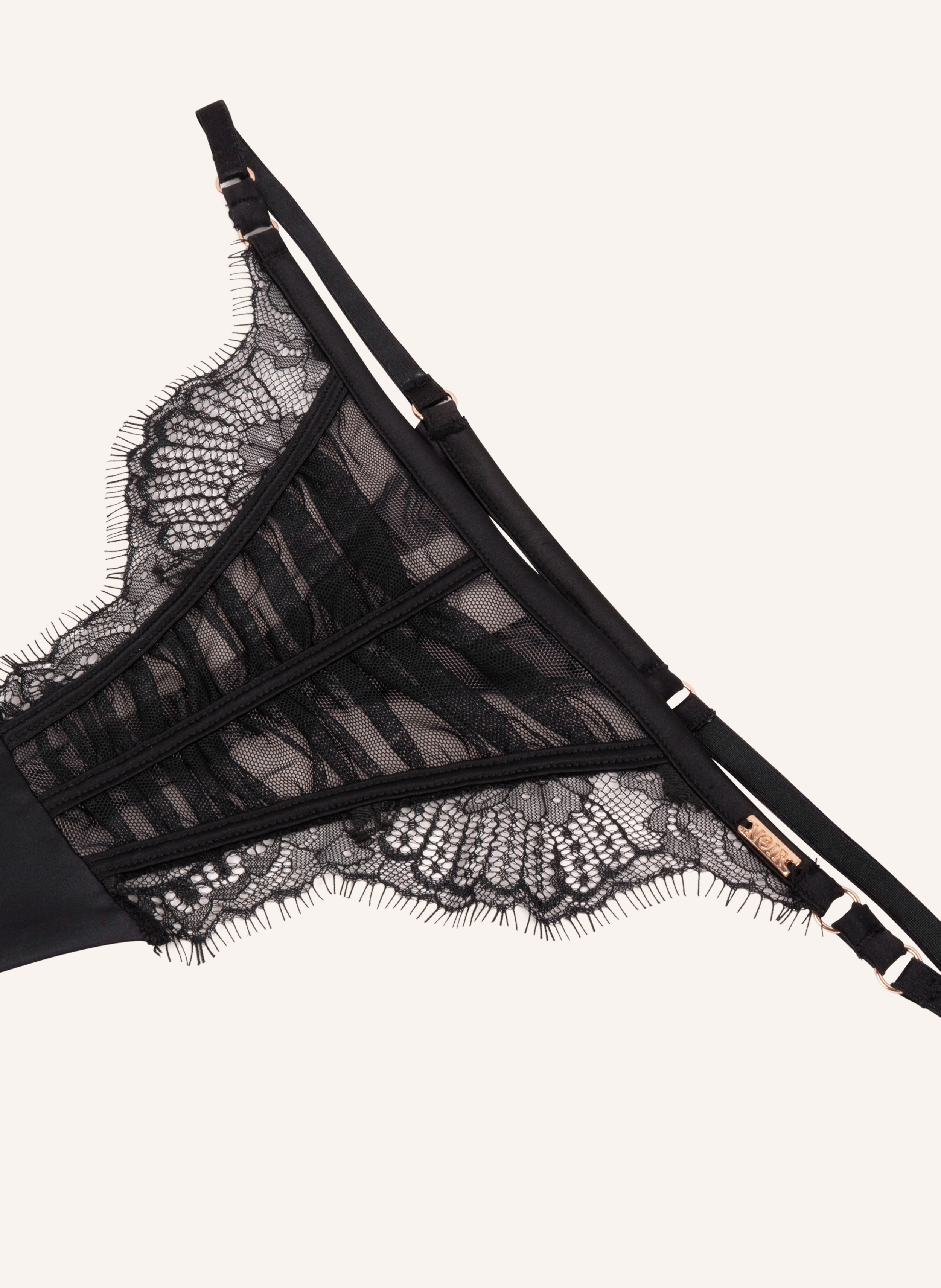 Tanga jambes hautes Cynthia, Noir, main