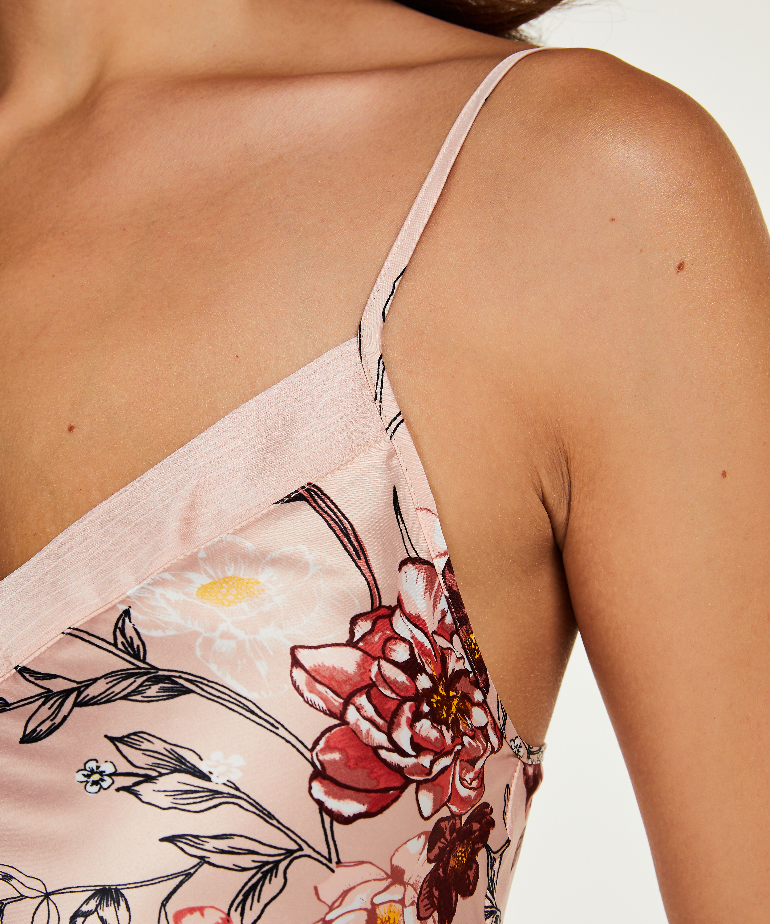 Cami Satin Kiku, Roze, main